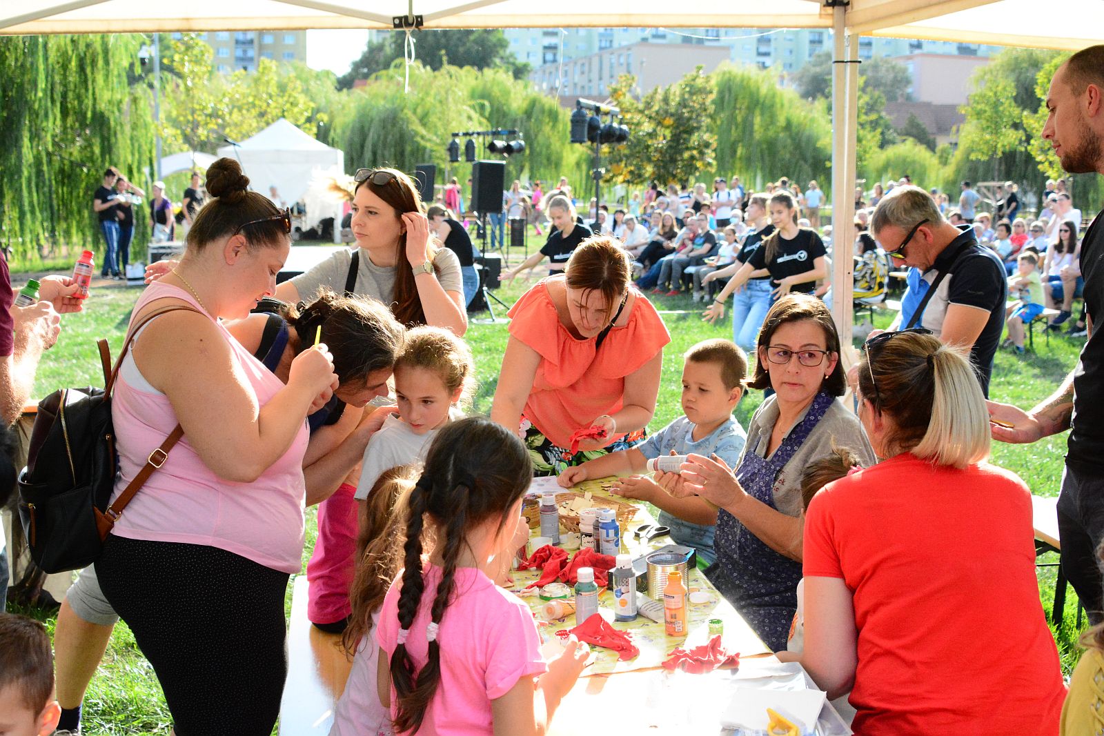 Piknik a szeptemberi napsütésben a Csónakázó-tó szigetén